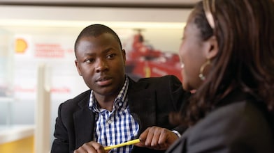 Collaborateur de Shell en train de parler avec une collègue 