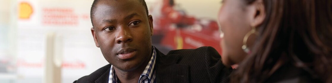 Collaborateur de Shell en train de parler avec une collègue 