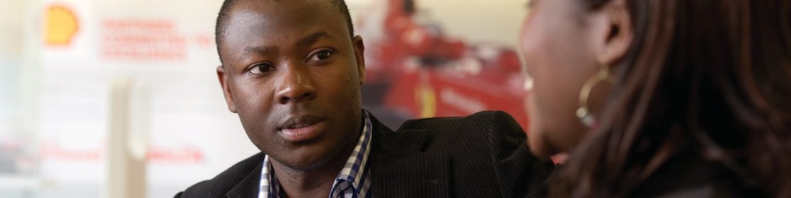 Collaborateur de Shell en train de parler avec une collègue