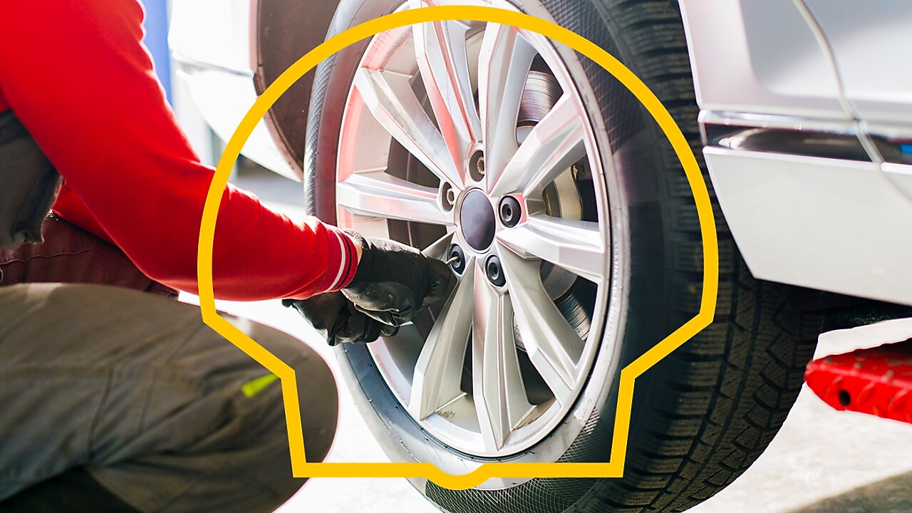 Mécanicien changeant les pneus d’une voiture