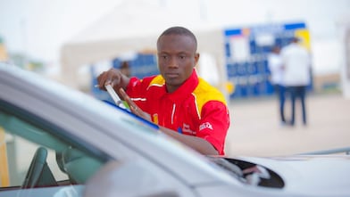 Homme faisant le plein de sa voiture à une pompe à essence