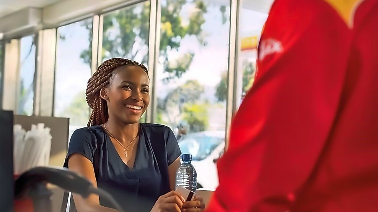 Voitures circulant sur une infrastructure d'autoroute complexe et entremêlée