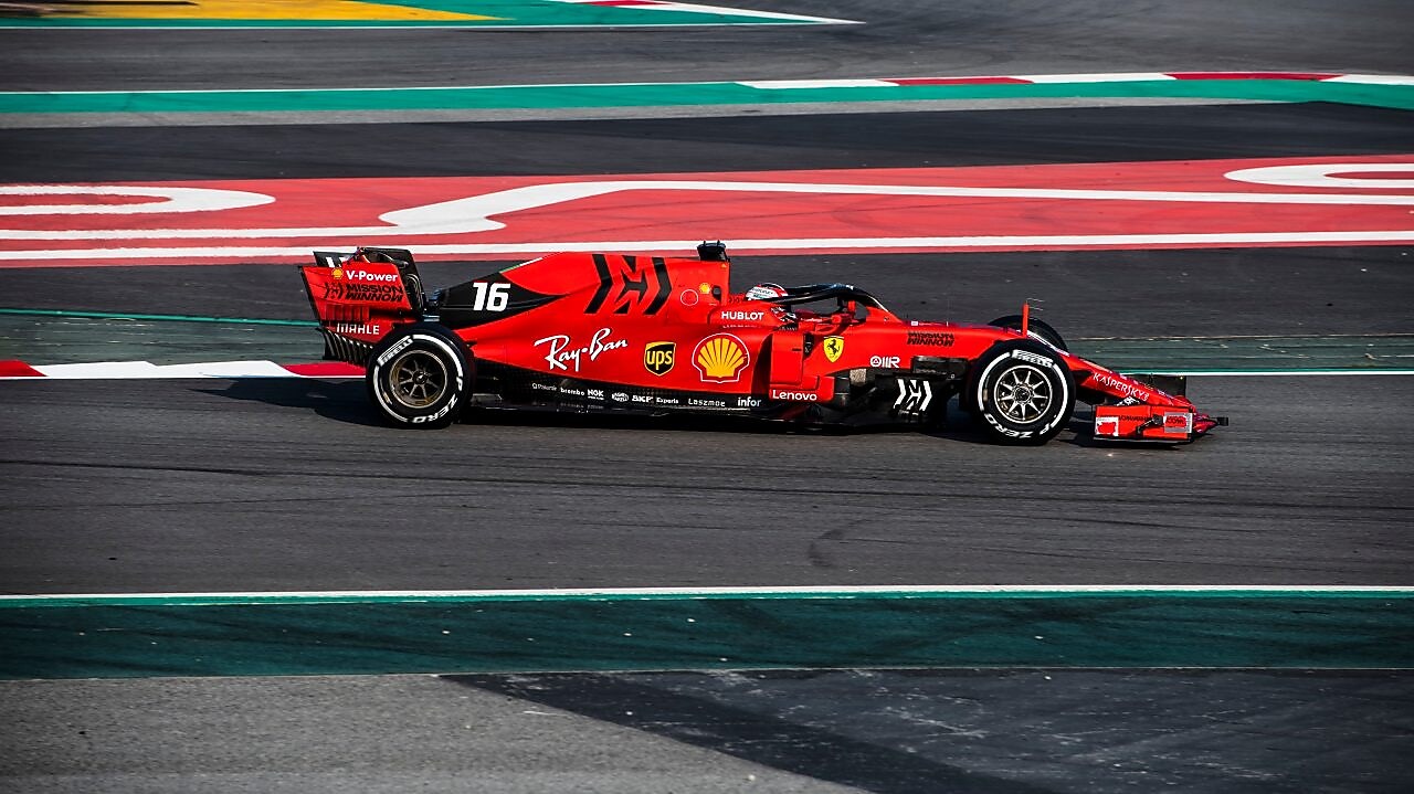 Formule1 Ferrari en 2016 franchissant la ligne d'arrivée