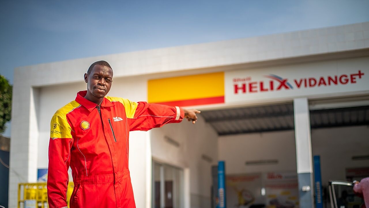 Assistant Shell aidant le client