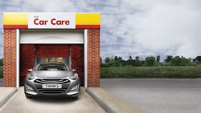 voiture garée à l'intérieur des soins de voiture Shell