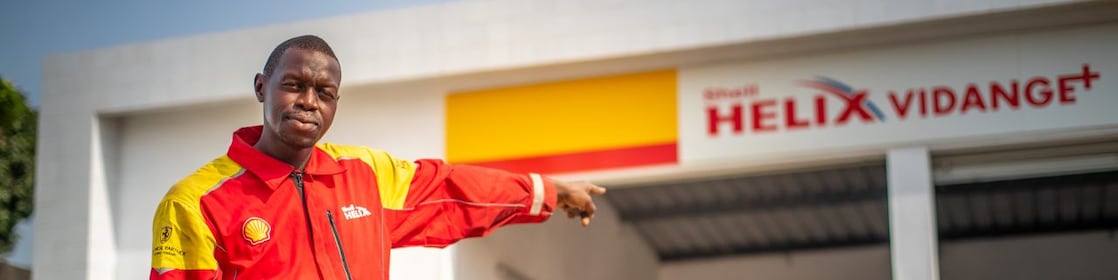 Assistant Shell aidant le client