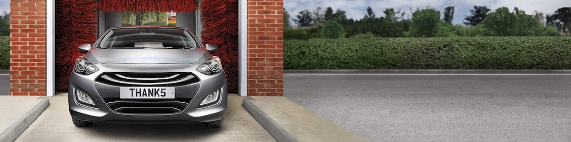 voiture garée à l'intérieur des soins de voiture Shell