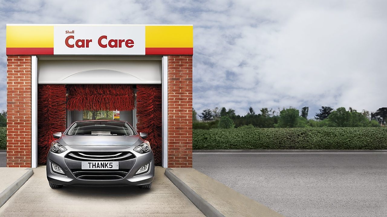 voiture garée à l'intérieur des soins de voiture Shell