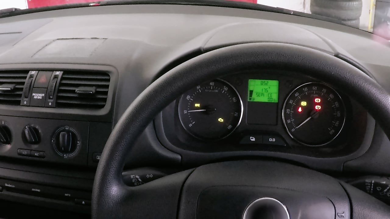 Main posée sur un volant