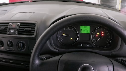 Main posée sur un volant