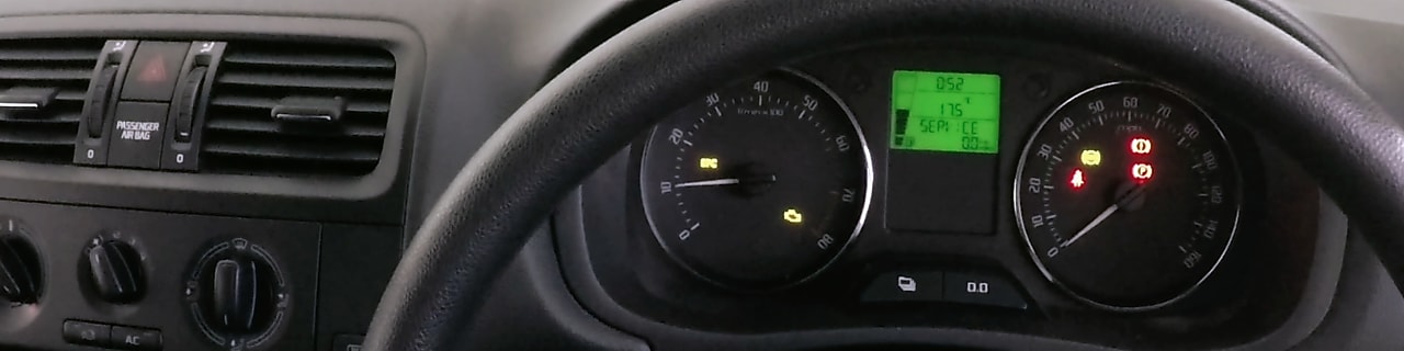 Main posée sur un volant