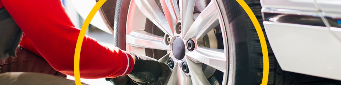 Mécanicien changeant les pneus d’une voiture
