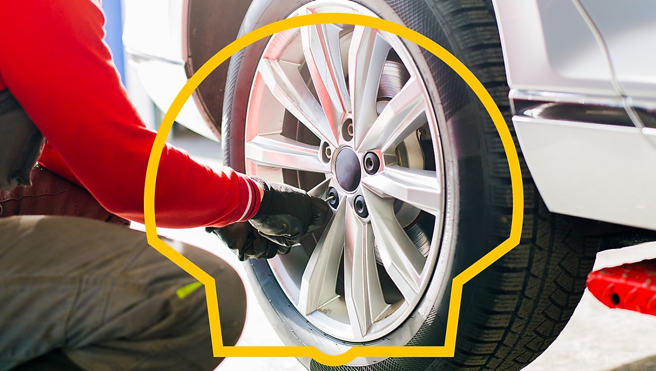 Mécanicien changeant les pneus d’une voiture
