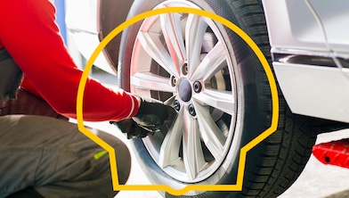 Mécanicien changeant les pneus d’une voiture