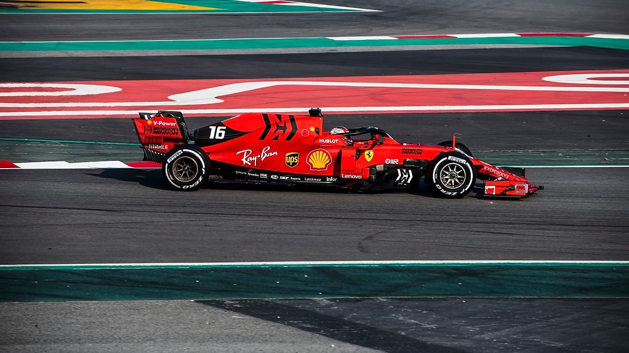 Formule1 Ferrari en 2016 franchissant la ligne d'arrivée