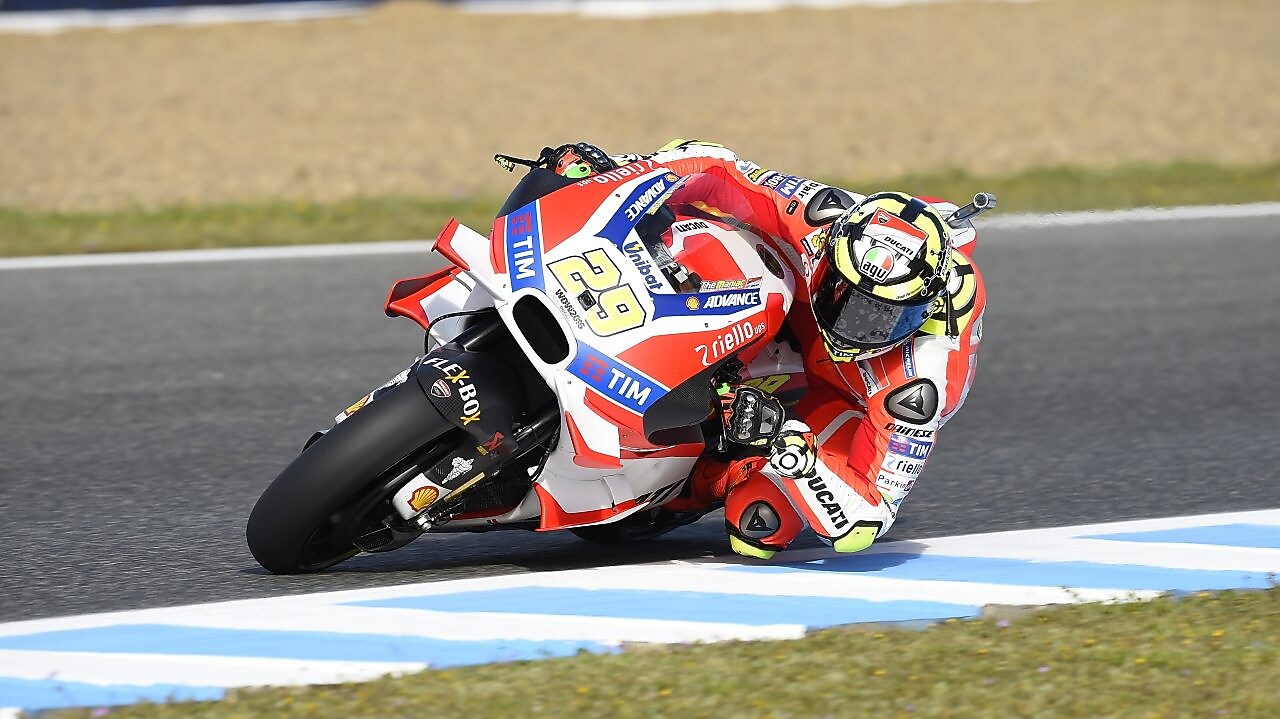 Pilote sur une superbike Ducati abordant un virage dans une course