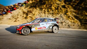 Voiture de rallye dérapant dans un virage lors du championnat du monde des rallyes