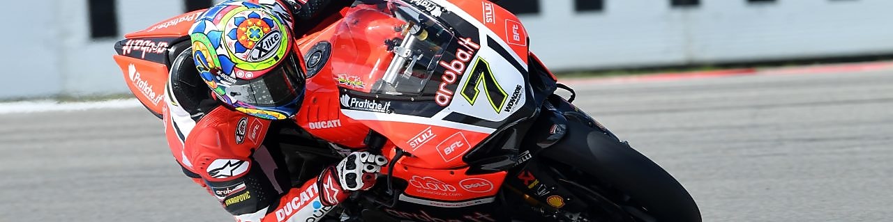 Pilote Ducati sur une superbike pendant une course de championnat du monde de Superbike