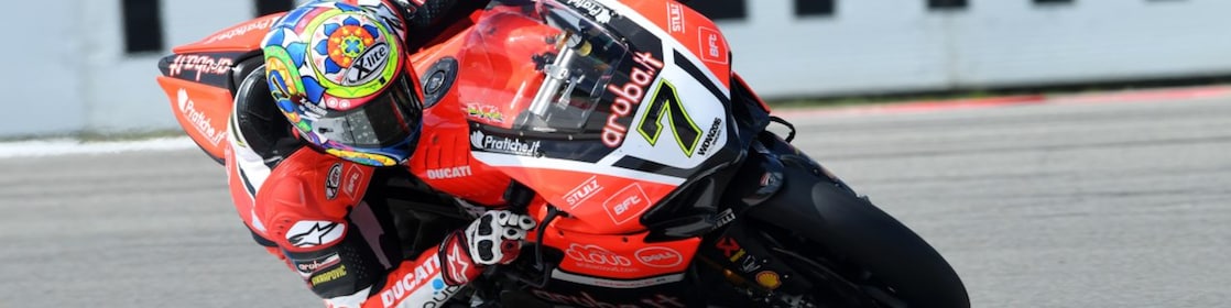 Pilote Ducati sur une superbike pendant une course de championnat du monde de Superbike