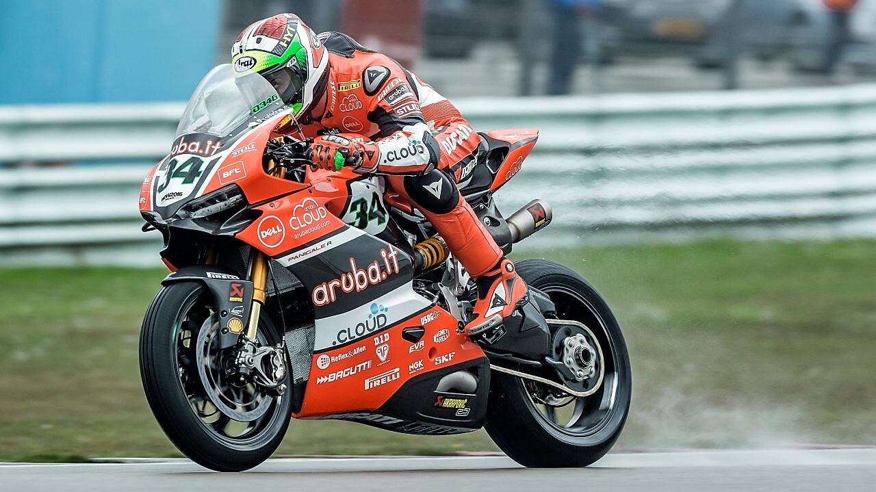 Pilote Ducati sur une ligne droite lors du championnat du monde de Superbike