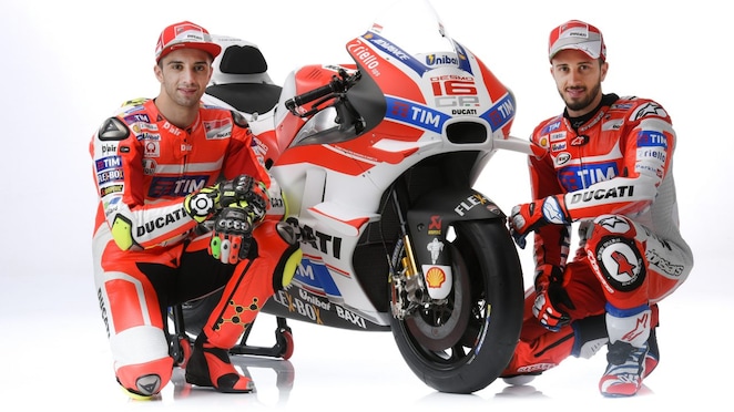Deux pilotes Ducati 2016 posant devant une moto Ducati