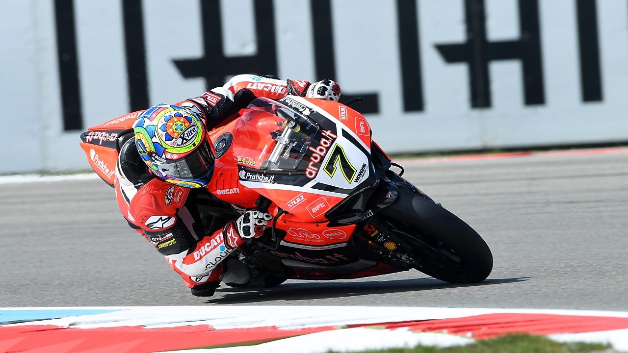 Pilote Ducati sur une superbike pendant une course de championnat du monde de Superbike