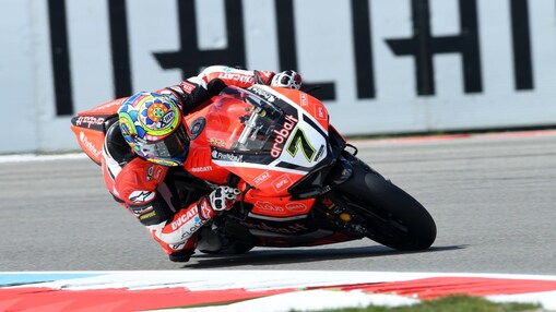 Pilote Ducati sur une superbike pendant une course de championnat du monde de Superbike