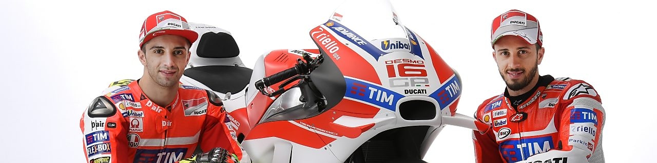 Deux pilotes Ducati 2016 posant devant une moto Ducati