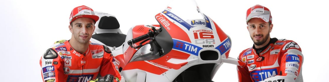 Deux pilotes Ducati&nbsp;2016 posant devant une moto Ducati