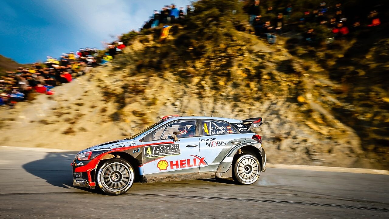 Voiture de rallye dérapant dans un virage lors du championnat du monde des rallyes