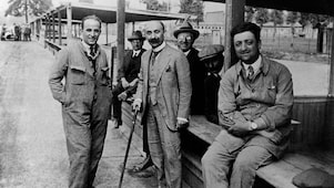 Photo d'Enzo Ferrari prise dans les années 1930