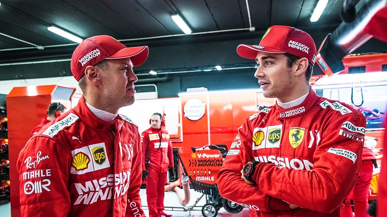 Sebastian Vettel et Charles Leclerc faisant la promotion de shell v-power