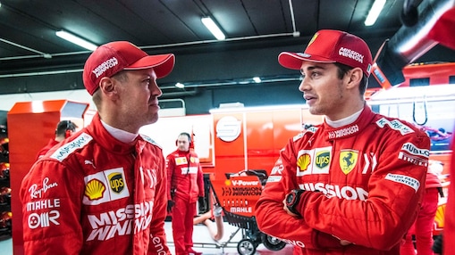 Sebastian Vettel et Charles Leclerc faisant la promotion de shell v-power