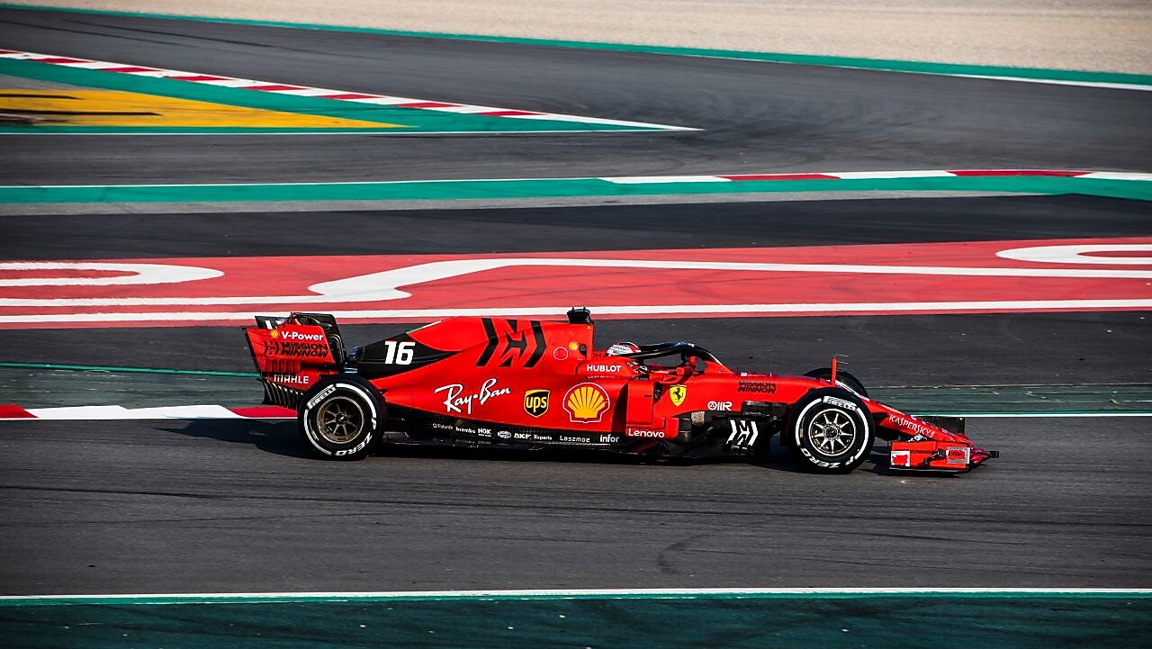 Formule 1 Ferrari sur un circuit de course