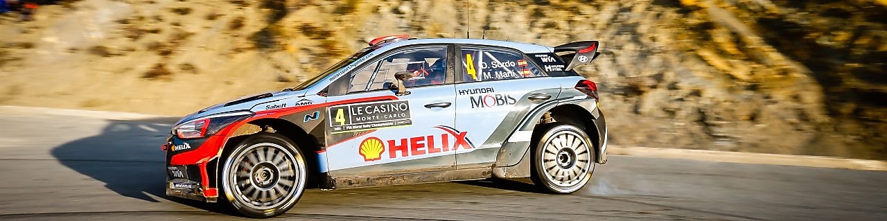 Voiture de rallye dérapant dans un virage lors du championnat du monde des rallyes