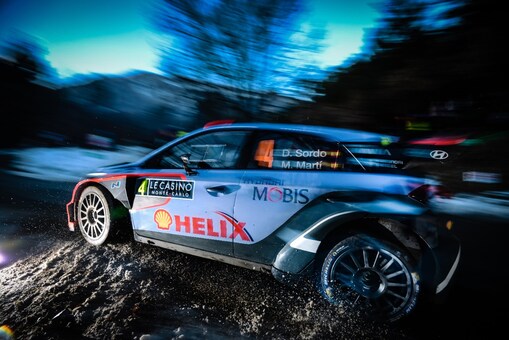 Voiture de rallye à l'aube, pendant une course du championnat du monde des rallyes