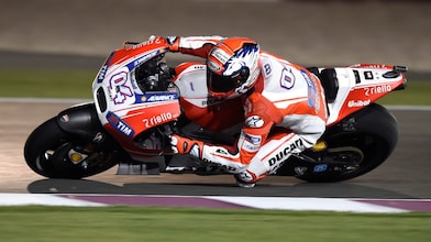 Motard Ducati conduisant une moto