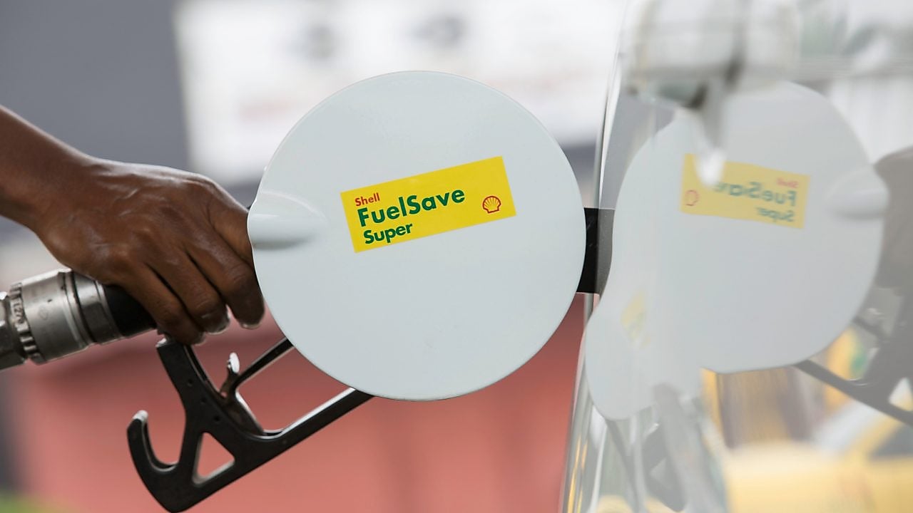 Champion de service Shell en train de faire le plein d'une voiture avec le carburant Shell FuelSave