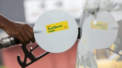 Champion de service Shell en train de faire le plein d'une voiture avec le carburant Shell FuelSave