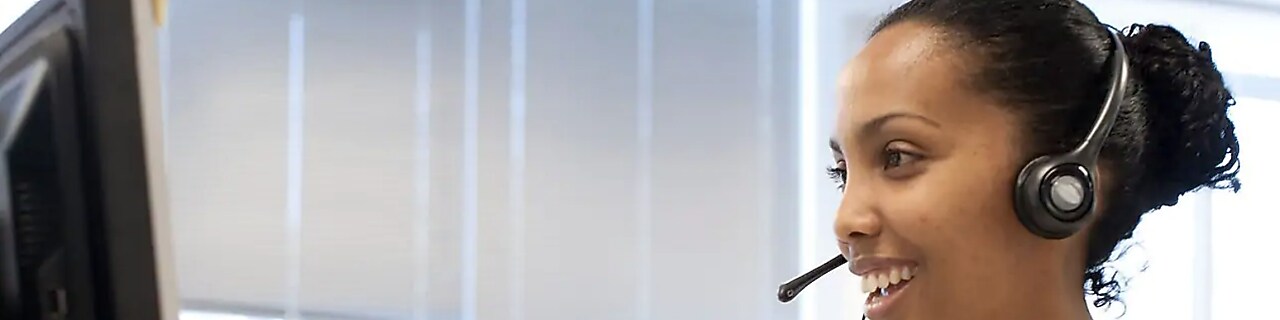 Logo avec coquillage pecten de Shell sur un ciel bleu