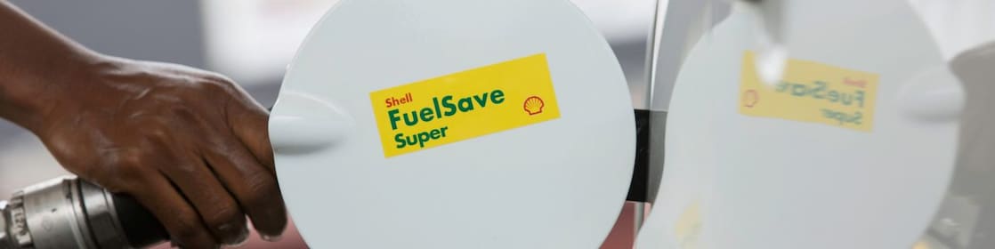 Champion de service Shell en train de faire le plein d'une voiture avec le carburant Shell FuelSave