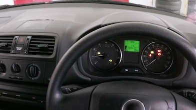 Main posée sur un volant