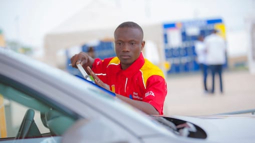 Homme faisant le plein de sa voiture à une pompe à essence